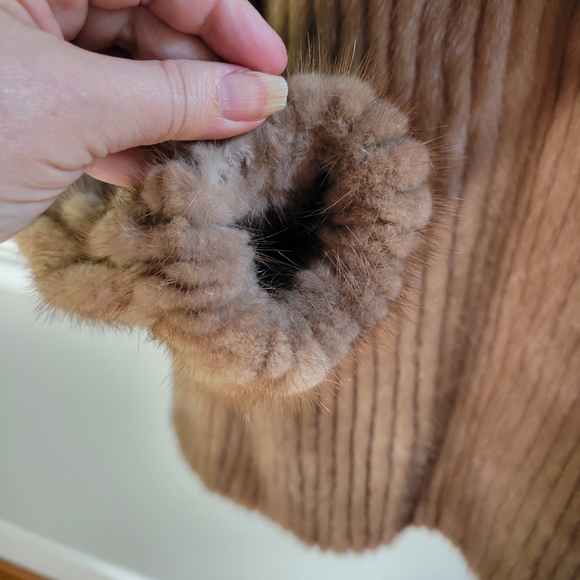 Luxurious Tan Fur Coat - Picture 7 of 8